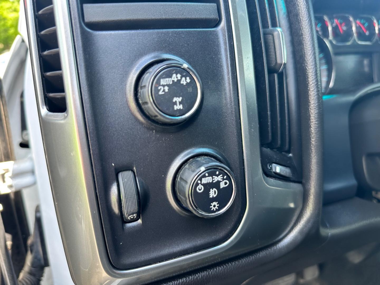 2017 White /Black Chevrolet Silverado 1500 LT (1GCVKREH5HZ) with an 4.3L V6 OHV 12V engine, 6-Speed Automatic transmission, located at 11115 Chardon Rd. , Chardon, OH, 44024, (440) 214-9705, 41.580246, -81.241943 - The 2017 Chevrolet Silverado 1500 LT Double Cab 4WD offers a harmonious fusion of rugged capability and modern convenience, powered by the robust 4.3-liter V6 engine. This engine, known for its reliability and efficiency, provides ample power for a variety of tasks, delivering 285 horsepower and 305 - Photo#20